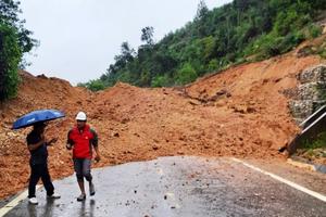 Triển khai ứng phó với mưa kéo dài gây ngập lụt, sạt lở