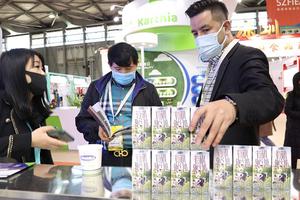 Vinamilk xuất khẩu sữa tươi Organic đi Trung Quốc, ra mắt ấn tượng tốt tại triển lãm quốc tế Thượng Hải 2021

