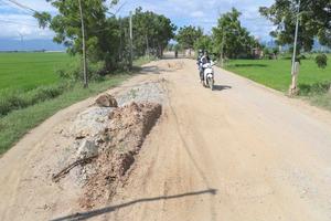 Ninh Thuận: Dự án điện năng lượng tái tạo phá nát đường nông thôn