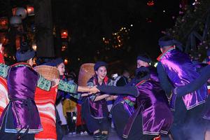 Tái hiện tục “kéo vợ” của người Mông và lễ cưới của người Dao đỏ 