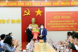 Trao quyết định phê chuẩn chức danh Chủ tịch UBND huyện Vân Đồn

