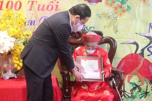 Thăm và trao Thiếp Mừng thọ của Chủ tịch nước cho công dân 100 tuổi

