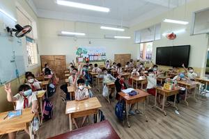 TP HCM: Học sinh tiểu học trở lại trường sau 9 tháng học trực tuyến