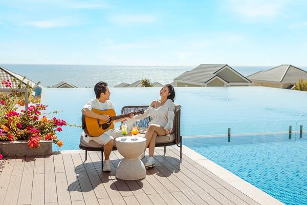 Hậu Valentine, vợ chồng Đông Nhi - Ông Cao Thắng khoe bộ ảnh hẹn hò bên bờ biển Phan Thiết