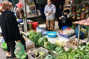 Giá cả leo thang, người lao động chật vật ứng phó