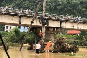 Mưa giông, lũ lụt tại các tỉnh miền núi phía Bắc gây ra nhiều sự cố cho lưới điện