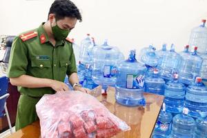 Tạm giữ ổ nhóm đối tượng sản xuất nước uống giả nhãn hiệu Lavie