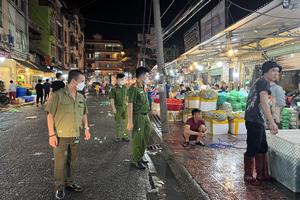 Hà Nội: Ban chỉ đạo 197 phường Phúc Xá xuyên đêm kiểm tra, tuyên truyền đảm bảo an ninh trật tự tại chợ Long Biên