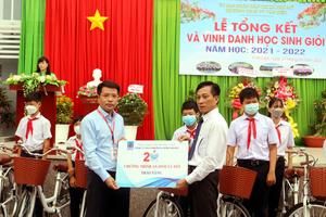 Công ty Vận chuyển Khí Đông Nam trao tặng 100 xe đạp cho học sinh hiếu học BR-VT