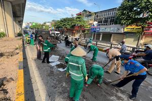 Truy tìm lái xe tải chở đất làm rơi vãi hàng km trên đường Nguyễn Trãi