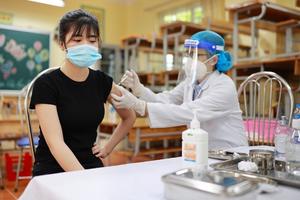 Thủ tướng chỉ đạo đẩy nhanh tiêm vaccine phòng COVID-19 mũi 3, mũi 4