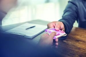 Trung bình mỗi tháng có 15 quan chức bị bắt vì tội tham nhũng