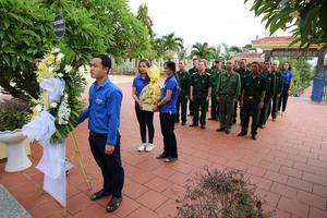 BSR dâng hương và thả hoa đăng nhân ngày Thương binh - Liệt sĩ tại huyện đảo Lý Sơn