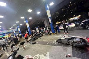 Lái xe tông thẳng vào cây xăng trên đường Láng có nồng độ cồn cao kịch khung