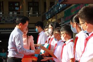 BSR trao học bổng và tài trợ sửa chữa trường học