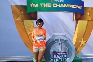 Ngắm dàn runner xinh đẹp tại VPBank Hanoi Marathon 2022