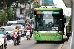 Khách đi buýt nhanh BRT được dùng xe máy điện miễn phí