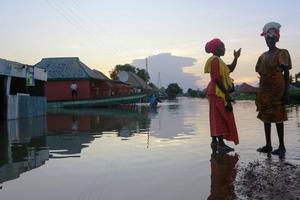 Biến đổi khí hậu, lũ lụt và làn sóng tham nhũng 