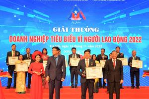 Vietcombank được vinh danh “Doanh nghiệp tiêu biểu vì người lao động” và Top 10 Nơi làm việc tốt nhất Việt Nam