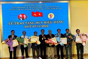 Đảng bộ Trường Đại học Kinh doanh và Công nghệ Hà Nội trao Huy hiệu Đảng cho 7 đồng chí