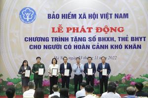 Hàng chục nghìn sổ BHXH, thẻ BHYT trị giá hơn 29 tỷ đồng được tặng cho người khó khăn