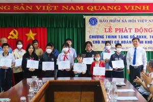 Huy động tài trợ trao tặng hơn 78.400 sổ BHXH và thẻ BHYT cho người gặp khó khăn