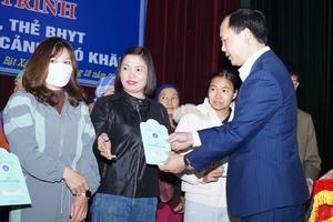 Trao tặng sổ BHXH, thẻ BHYT cho người dân có hoàn cảnh khó khăn ở Lào Cai