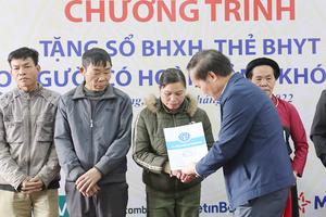 Trao tặng 203 sổ BHXH, 767 thẻ BHYT cho người dân ở Tuyên Quang