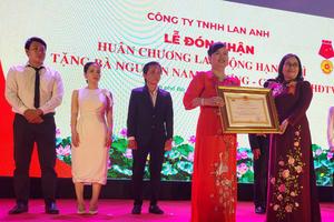 Công ty TNHH Lan Anh đón nhận Huân chương Lao động cho tập thể và cá nhân