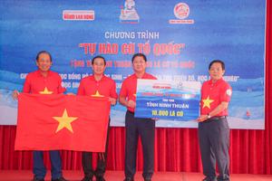 Trao tặng 10.000 cờ Tổ quốc cho ngư dân Ninh Thuận