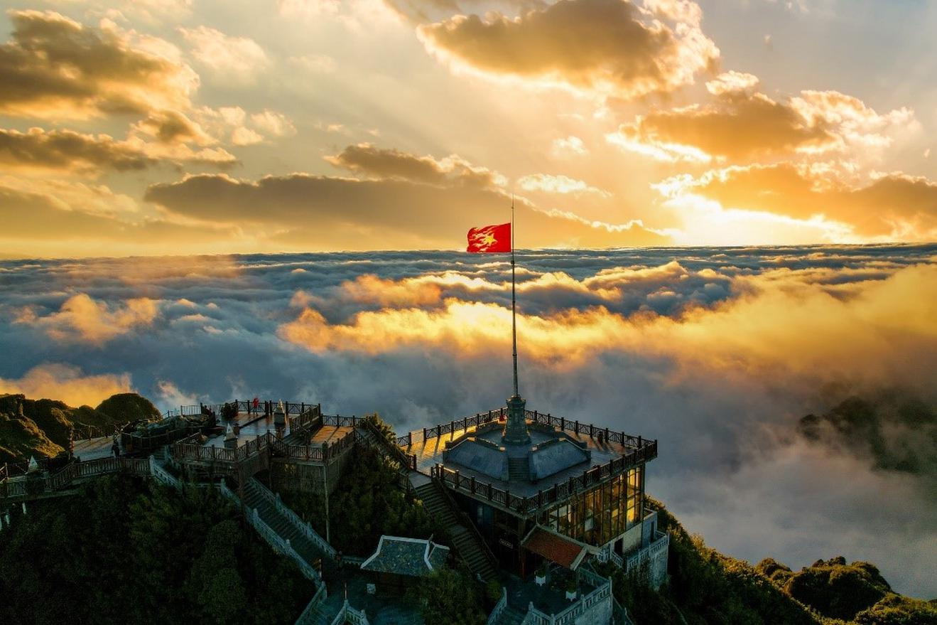 Trấn Thành Thưởng Thức Ẩm Thực Tại Nhà Hàng Mới Khai Trương Của Trịnh Thăng Bình