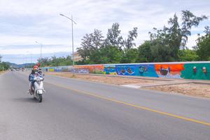 Sống động bích họa bên đường ven biển chào năm mới