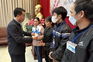 BHXH Việt Nam: Trao tặng 200 suất quà cho bệnh nhân BHYT gặp khó khăn