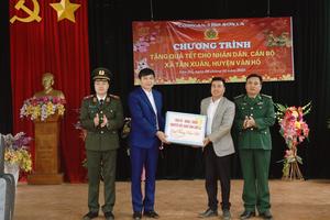 Giám đốc Công an tỉnh Sơn La thăm, tặng quà nhân dân vùng biên giới