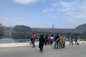 Đầu năm du khách đi cầu may 