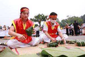 Tưng bừng hội thi gói, nấu bánh chưng và giã bánh giầy trong dịp Giỗ Tổ Hùng Vương năm 2023