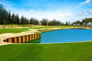 Sân bờ kè Nicklaus Course thuộc tổ hợp Da Nang Golf Resort được bình chọn “Top 100 Sân Gôn của châu Á và châu Úc”