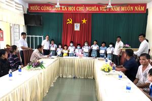 Trao học bổng phóng viên thường trú cho học sinh nghèo vượt khó