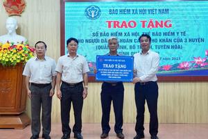 Trao tặng sổ BHXH, thẻ BHYT cho người dân tỉnh Quảng Bình: Món quà an sinh ý nghĩa