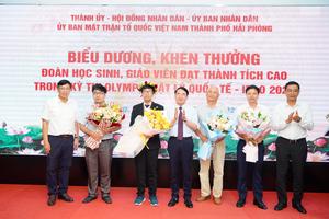 Khen thưởng học sinh, giáo viên đạt thành tích cao Kỳ thi Olympic Vật lý Quốc tế năm 2023