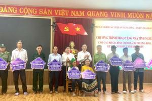 Đảng ủy Khối các cơ quan Trung ương trao 10 căn nhà tình nghĩa cho gia đình chính sách