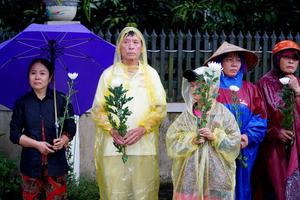 Hàng trăm người đội mưa đón linh cữu liệt sĩ Lê Ánh Sáng
