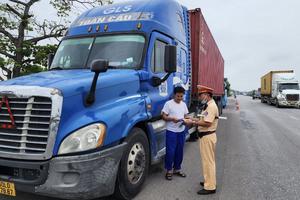 Công an tỉnh Hải Dương xử phạt 322 lỗi vi phạm trong 10 ngày đầu ra quân kiểm soát xe khách, container