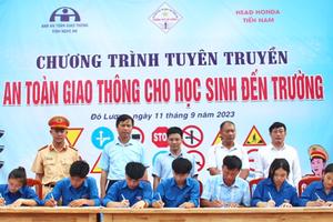 Tuyên truyền và ký cam kết "Tháng Cao điểm an toàn giao thông cho học sinh tới trường"