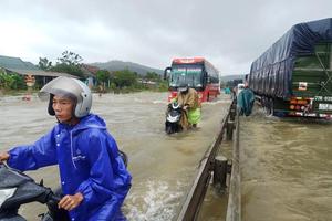 Miền Trung bước vào cao điểm mưa lớn, ngập lụt