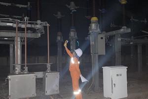 Khi nữ công nhân “trốn con” đi… trực điện