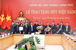 Thủ tướng trao Huy hiệu Đảng tặng các nguyên Phó Thủ tướng 