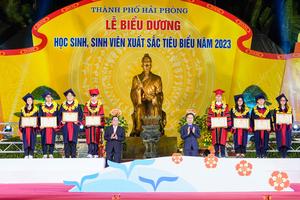 Khen thưởng 132 học sinh, sinh viên xuất sắc tiêu biểu năm 2023

