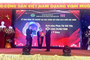 Gần 300 sinh viên khối sức khỏe Trường ĐH Kinh doanh và Công nghệ Hà Nội nhận bằng tốt nghiệp