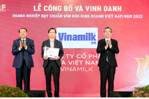 Đại diện duy nhất của ngành sữa nhận chứng nhận “Doanh nghiệp đạt chuẩn văn hóa kinh doanh Việt Nam năm 2023”

